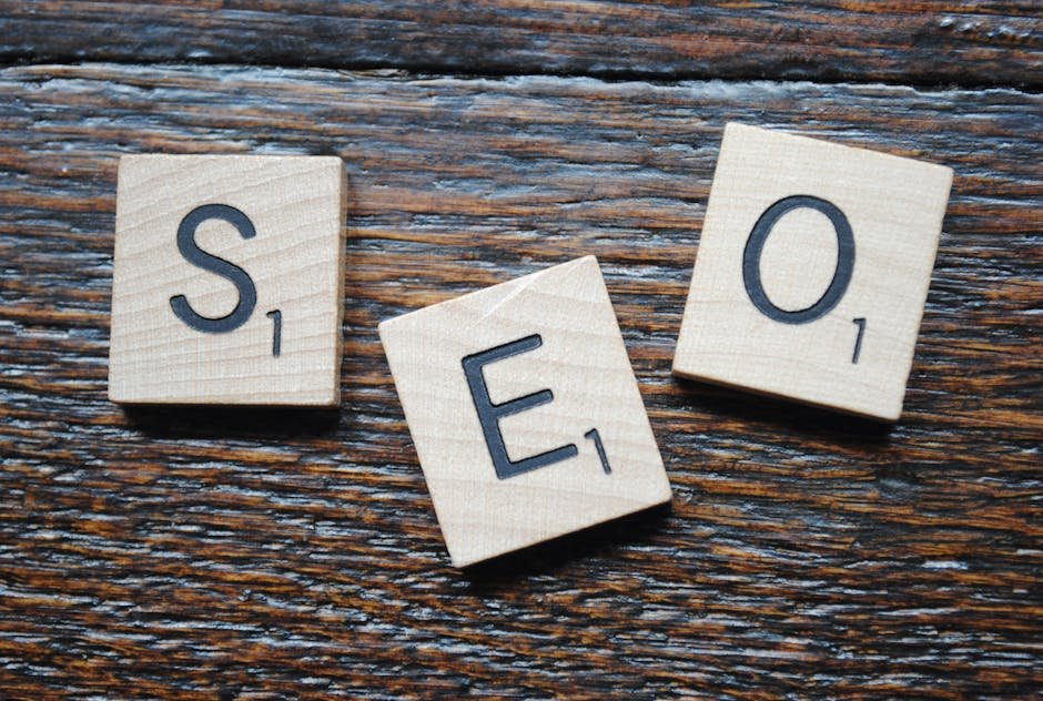 تحسين محركات البحث SEO — حروف لعبة سكرابل تشكل كلمة SEO على طاولة خشبية