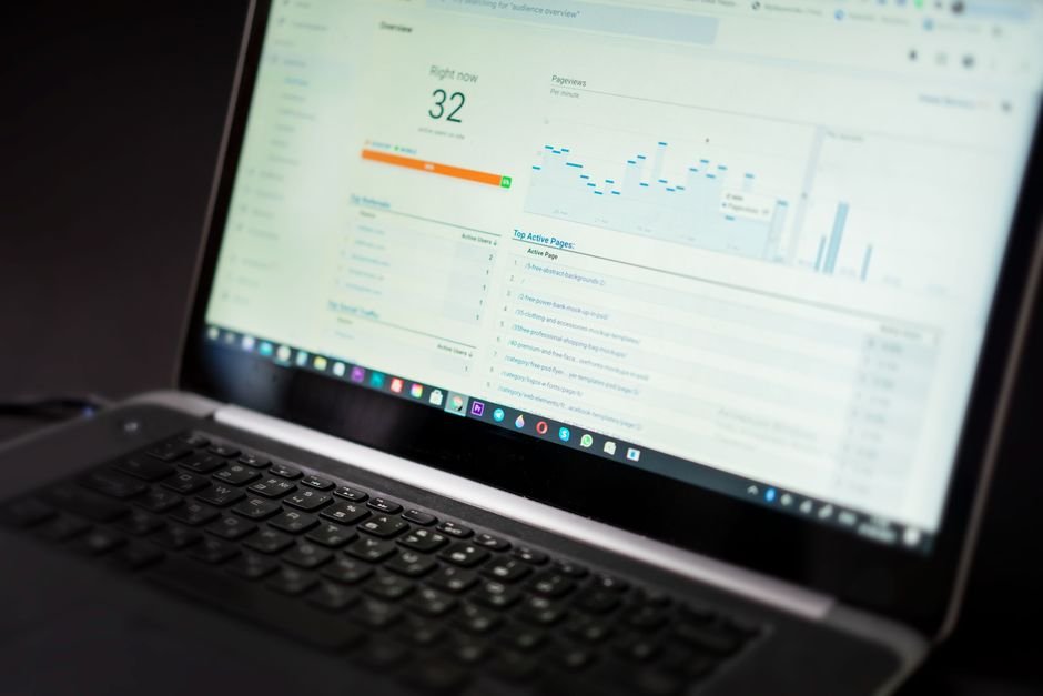 لوحة تحليلات سيو على شاشة لابتوب كبديل عن Semrush لمتاجر سلة
