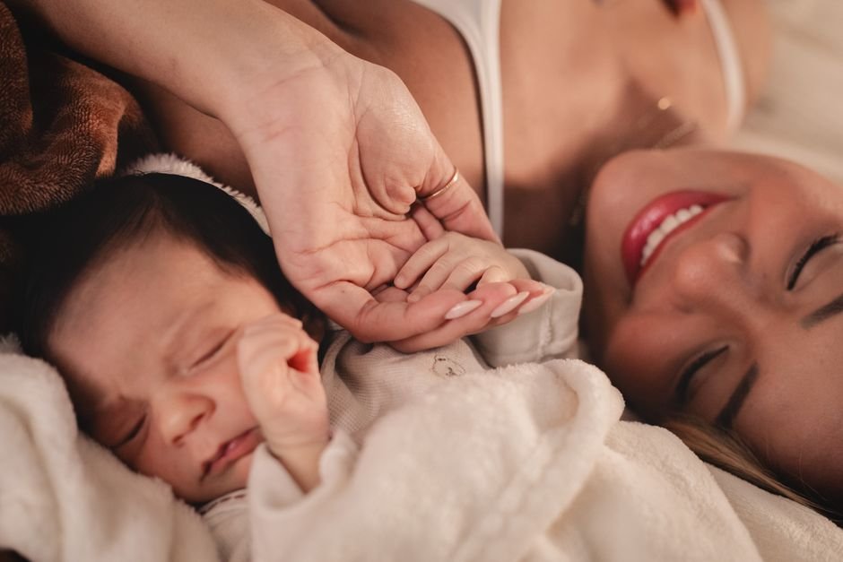 أم مع مولودها — منتجات عناية وأمان للطفل