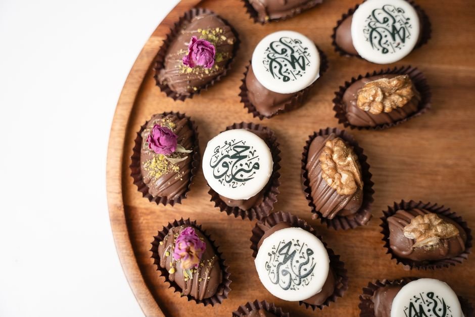 تمور عربية فاخرة في علب هدايا — تمور رمضان والمناسبات