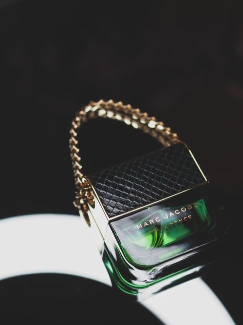 قارورة عطر أنيقة — عطور فاخرة ومميزة