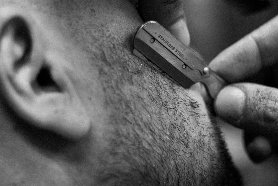 رجل يعتني ببشرته — عناية بشرة رجالية طبيعية