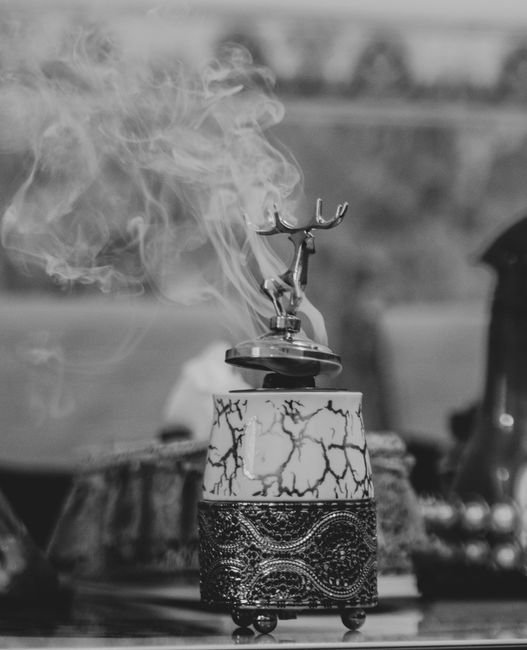 بخور عربي على مبخرة — أجواء عربية أصيلة