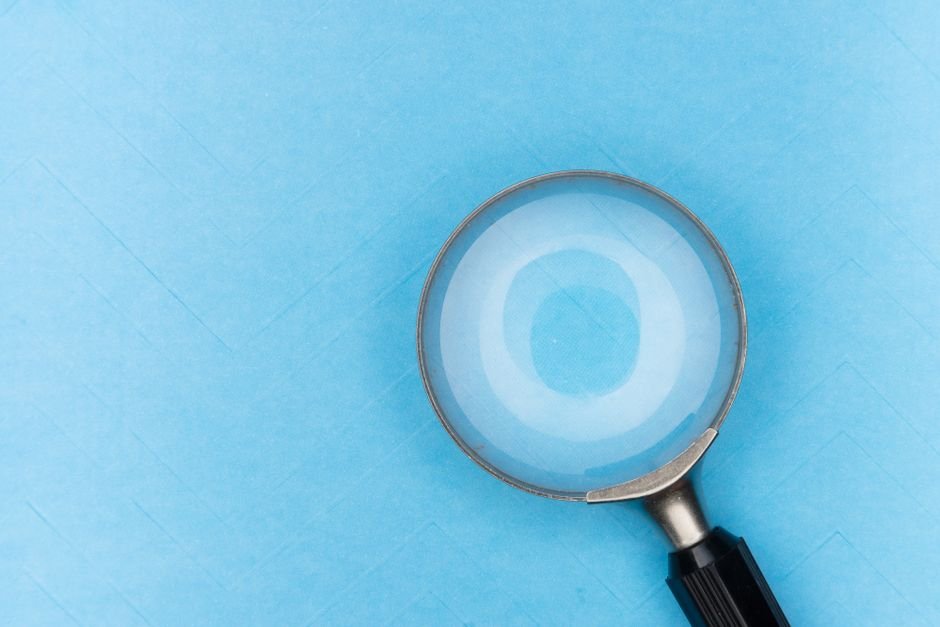 لوح مكتوب عليه SEO مع مخطط يوضح مكونات تحسين محركات البحث