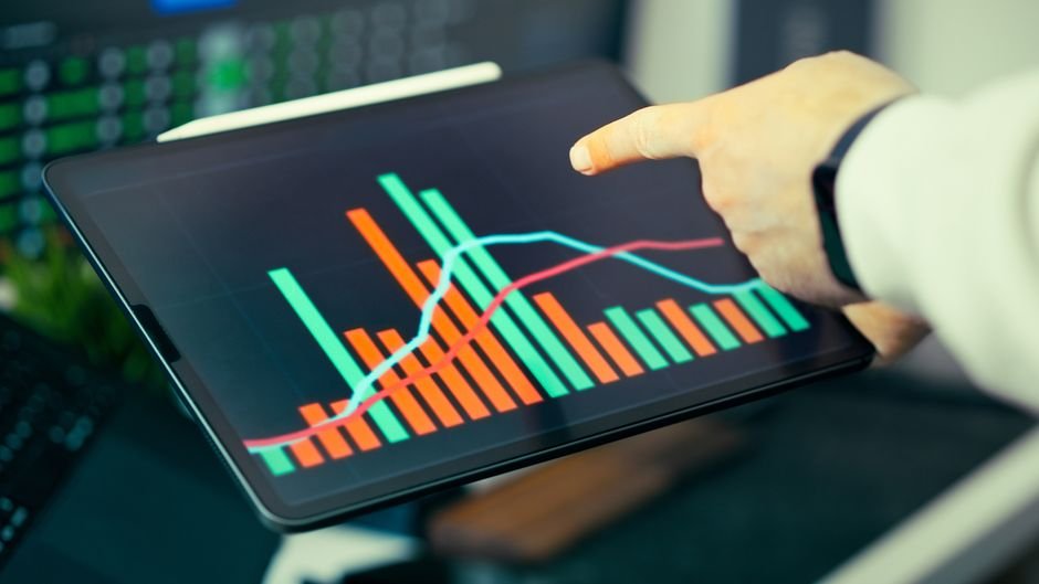 تحليل بيانات أداء متجر إلكتروني على شاشة لوحية لمتابعة السيو بشكل مستمر