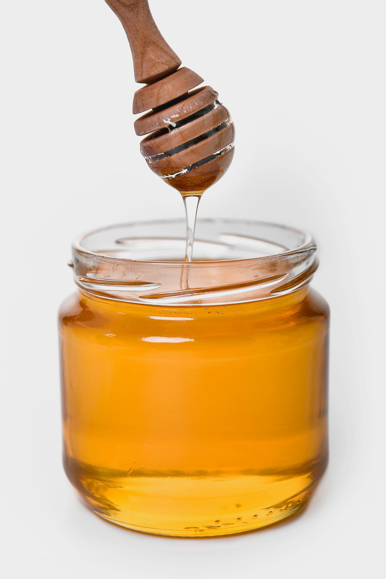 عسل طبيعي — عسل مع مشط العسل وملعقة خشبية